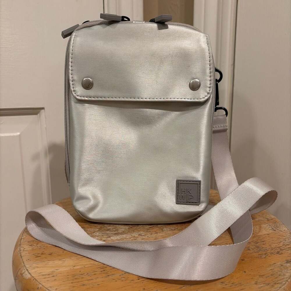 Ihkwip Everyday Essentials Crossbody Bag‎ in Silver Metallic